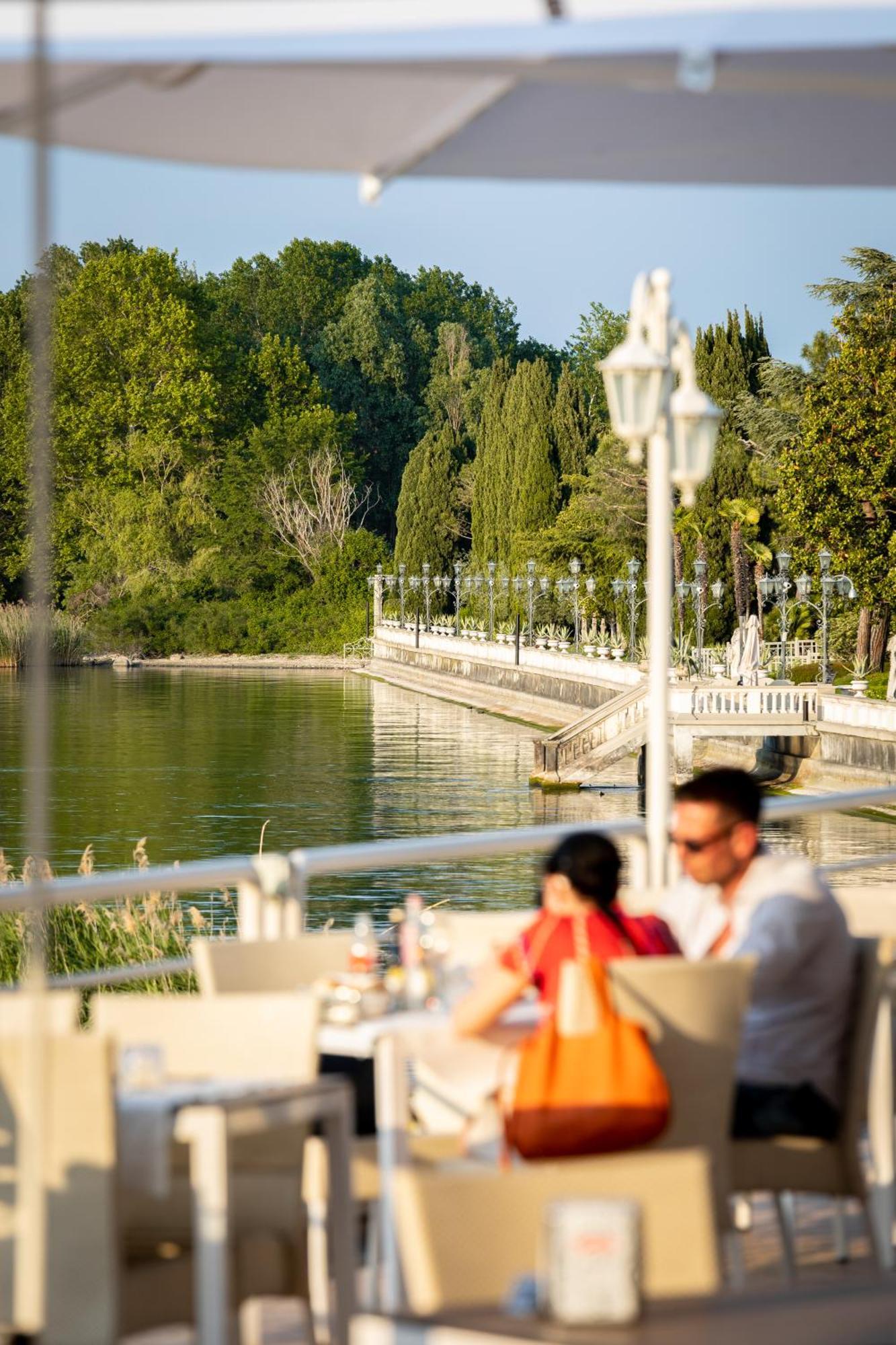 Hotel Aquila D'Oro Desenzano Desenzano del Garda Exteriör bild