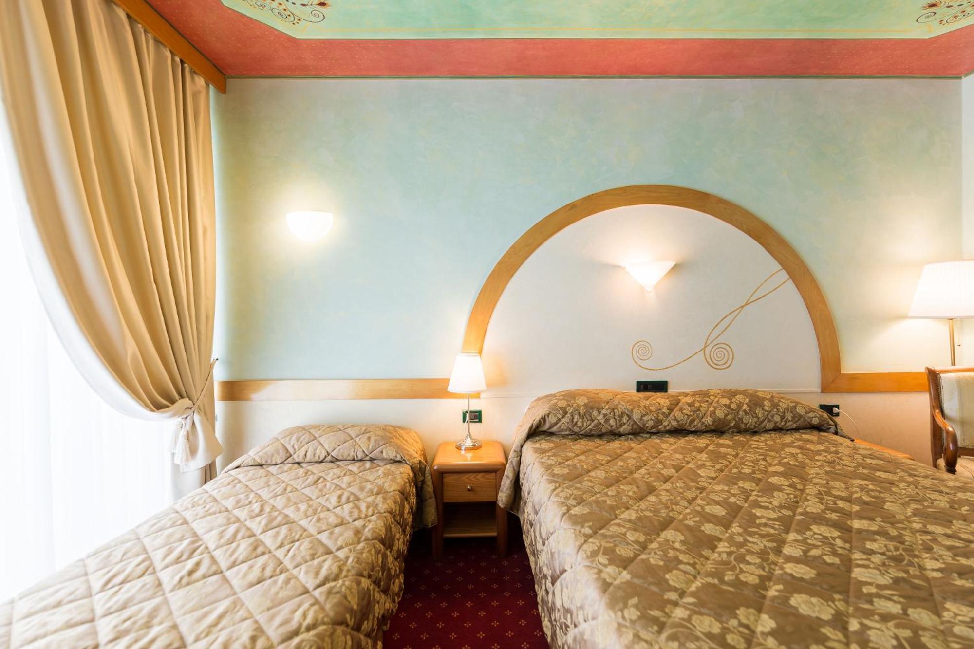 Hotel Aquila D'Oro Desenzano Desenzano del Garda Rum bild