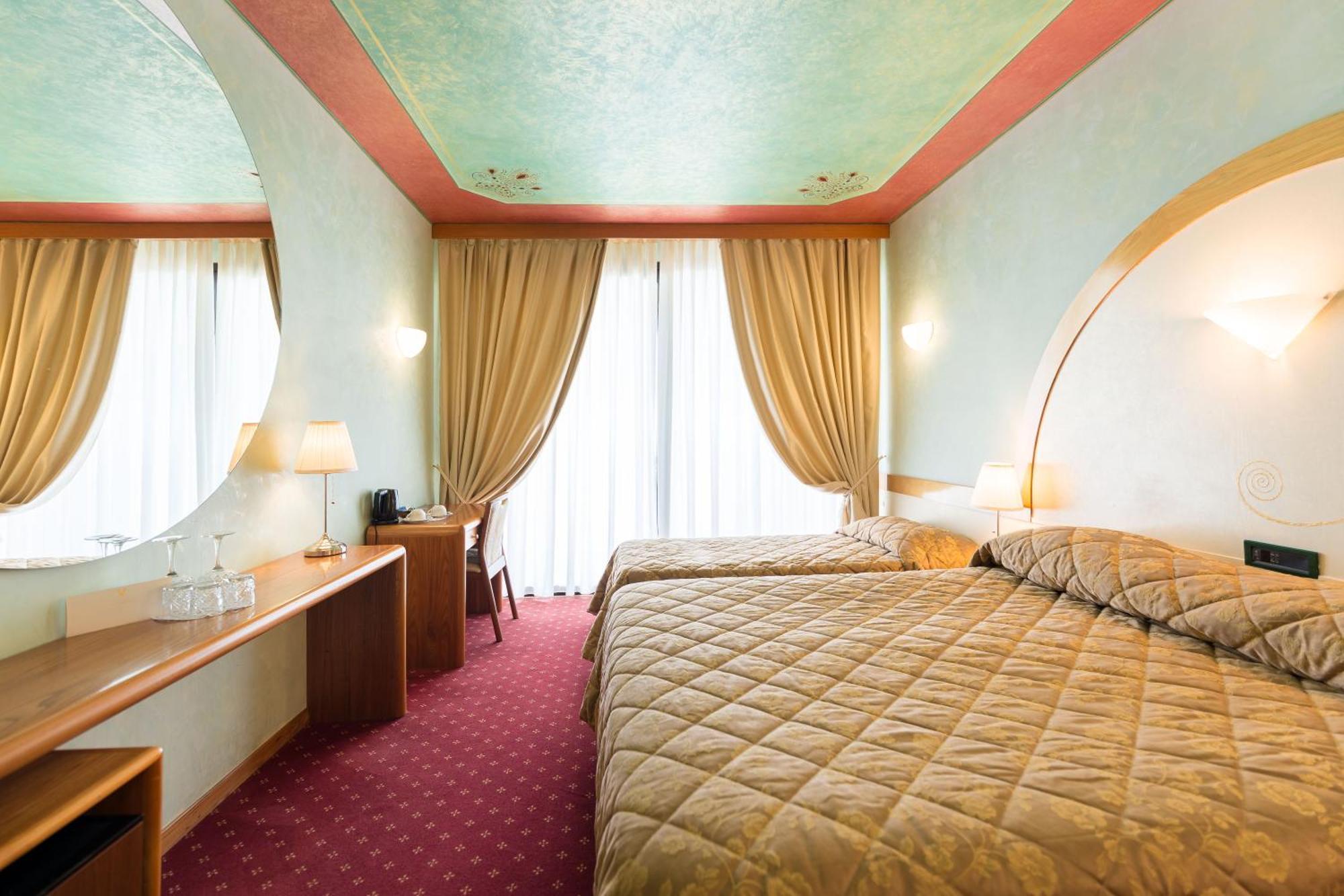 Hotel Aquila D'Oro Desenzano Desenzano del Garda Rum bild