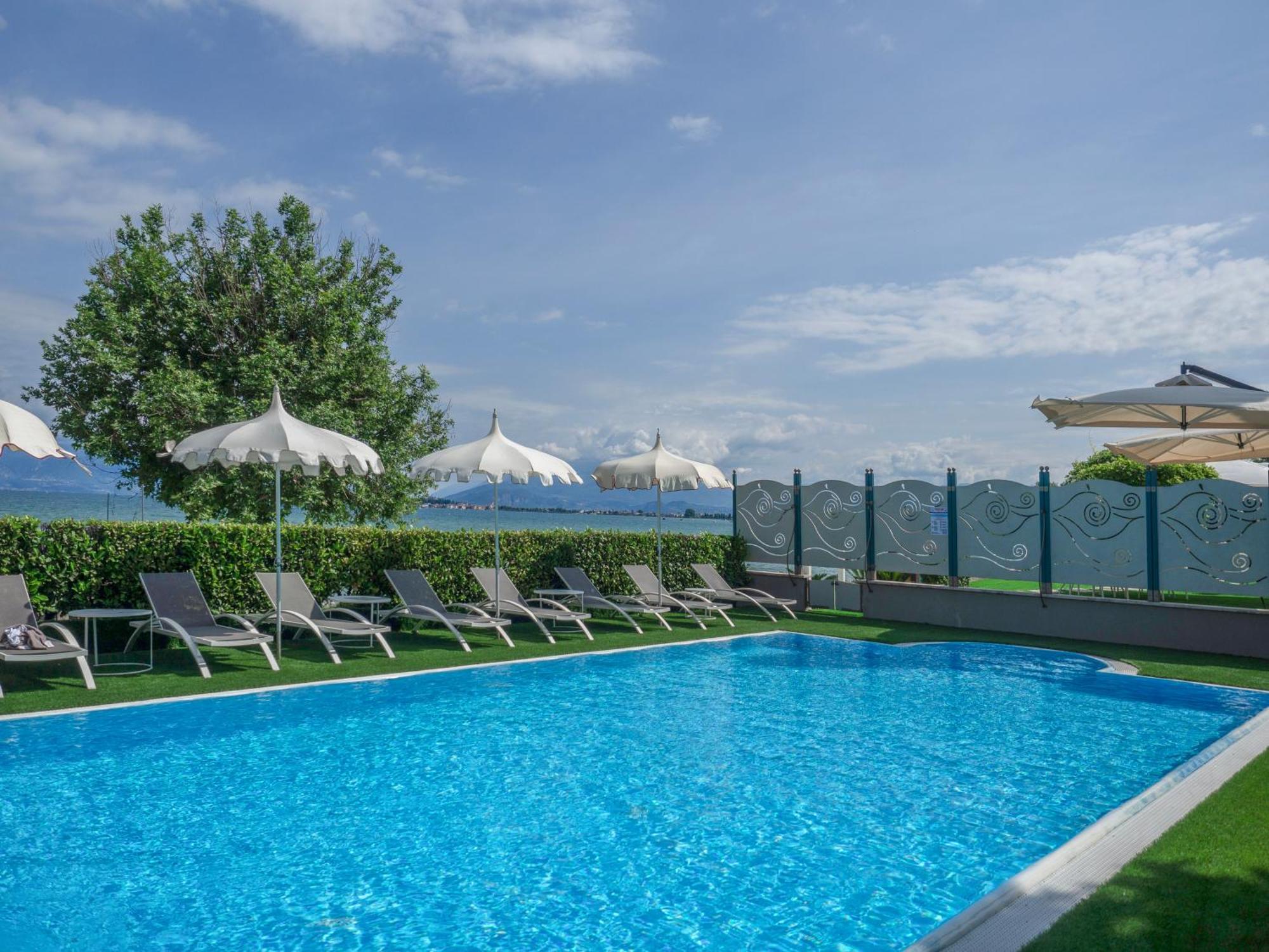 Hotel Aquila D'Oro Desenzano Desenzano del Garda Exteriör bild