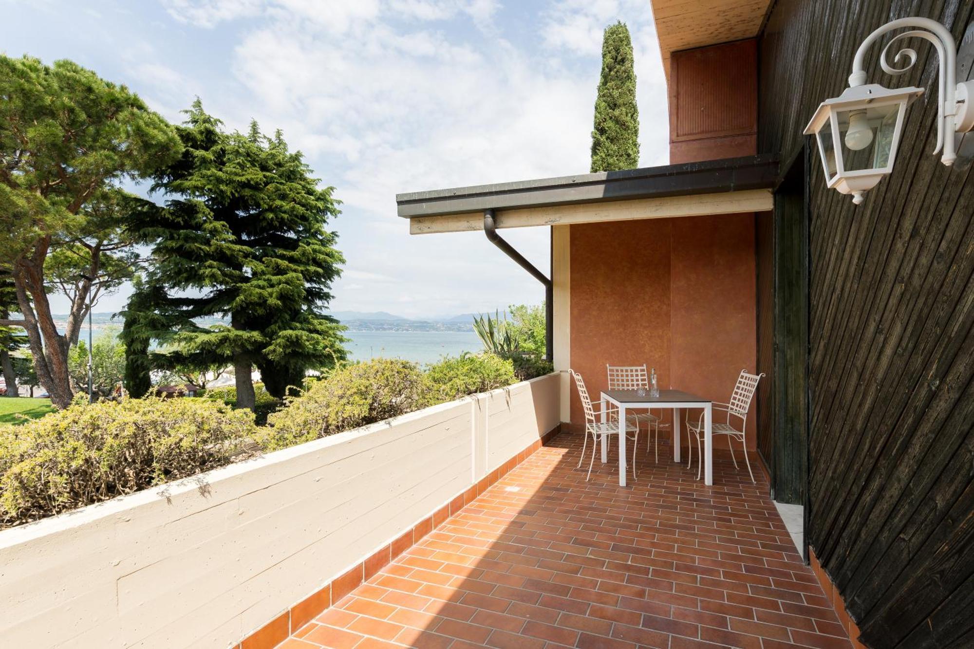 Hotel Aquila D'Oro Desenzano Desenzano del Garda Exteriör bild