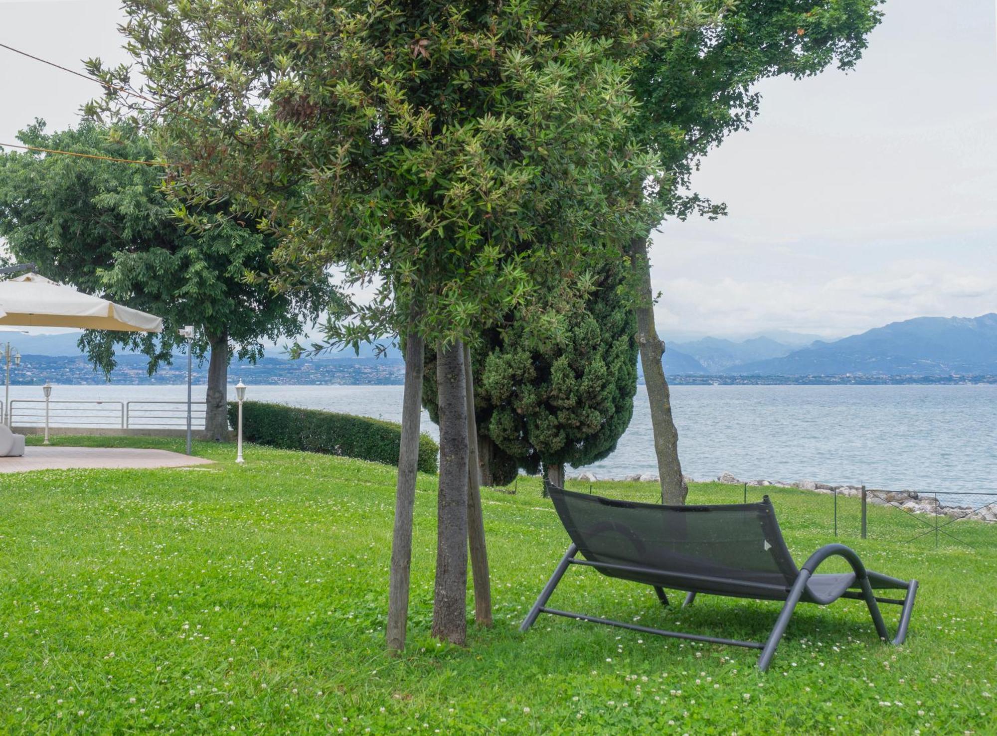 Hotel Aquila D'Oro Desenzano Desenzano del Garda Exteriör bild