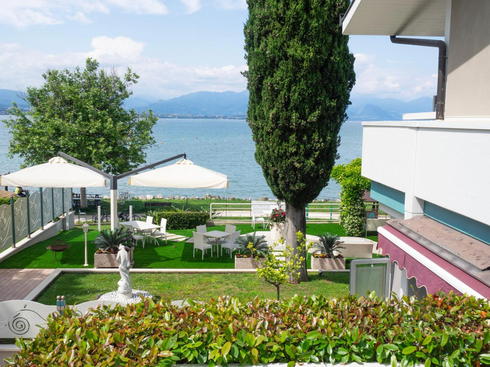 Hotel Aquila D'Oro Desenzano Desenzano del Garda Exteriör bild