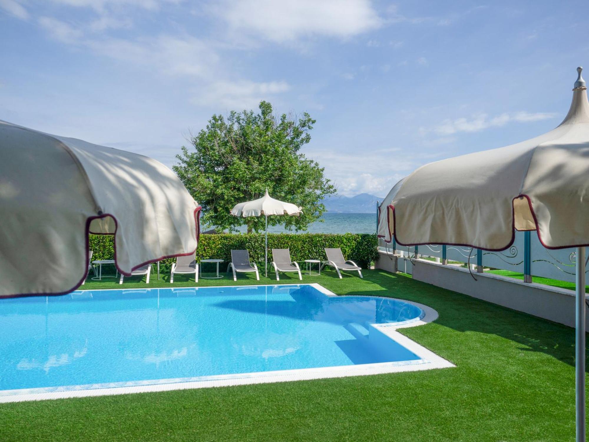 Hotel Aquila D'Oro Desenzano Desenzano del Garda Exteriör bild