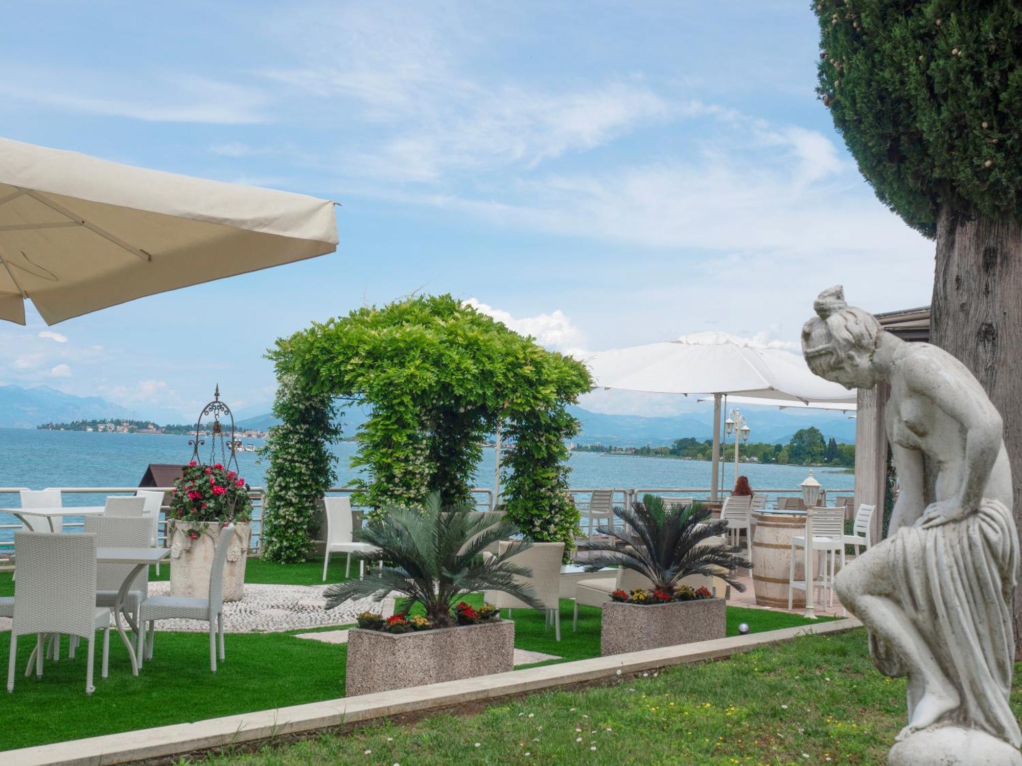 Hotel Aquila D'Oro Desenzano Desenzano del Garda Exteriör bild