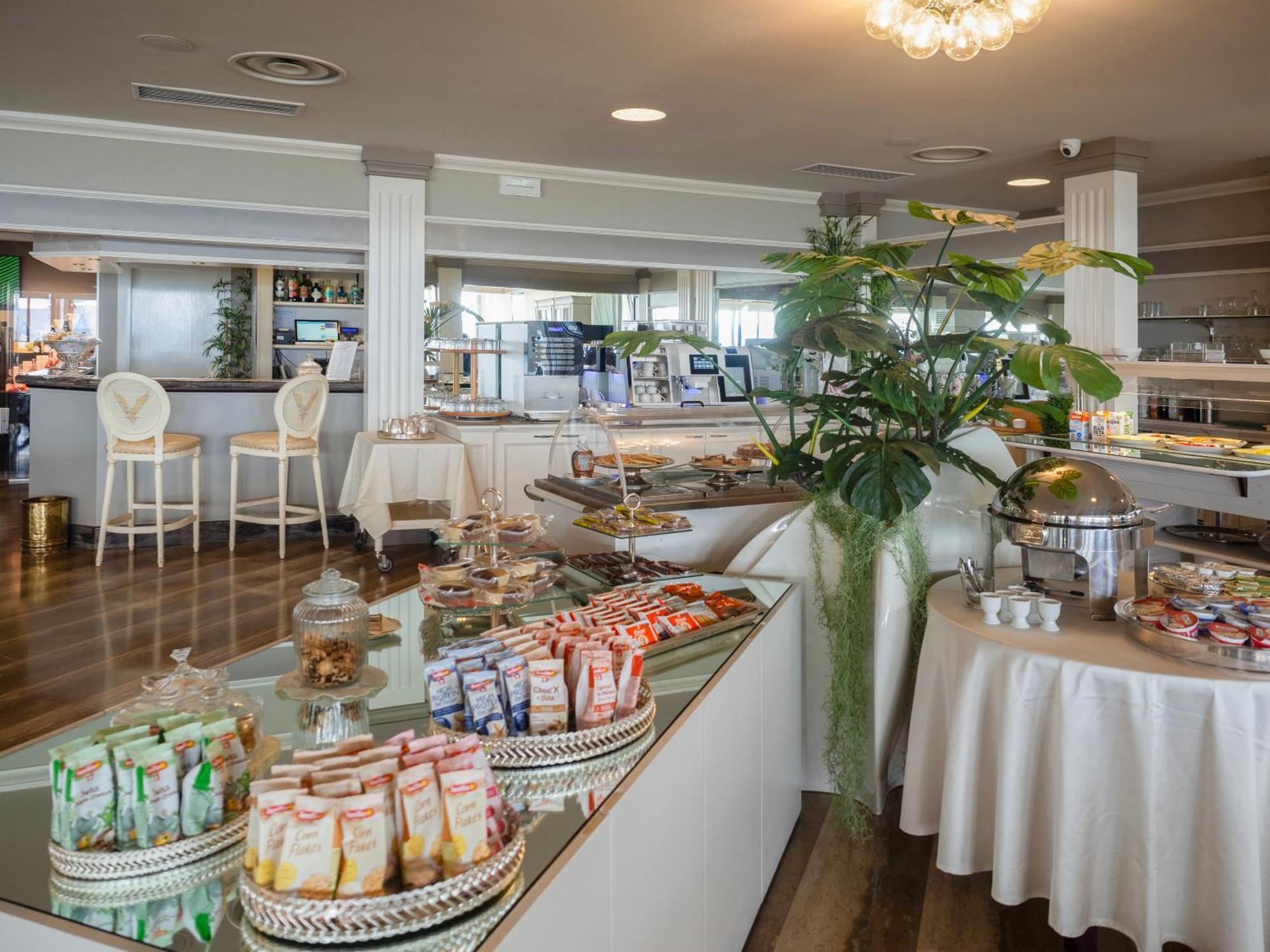 Hotel Aquila D'Oro Desenzano Desenzano del Garda Exteriör bild