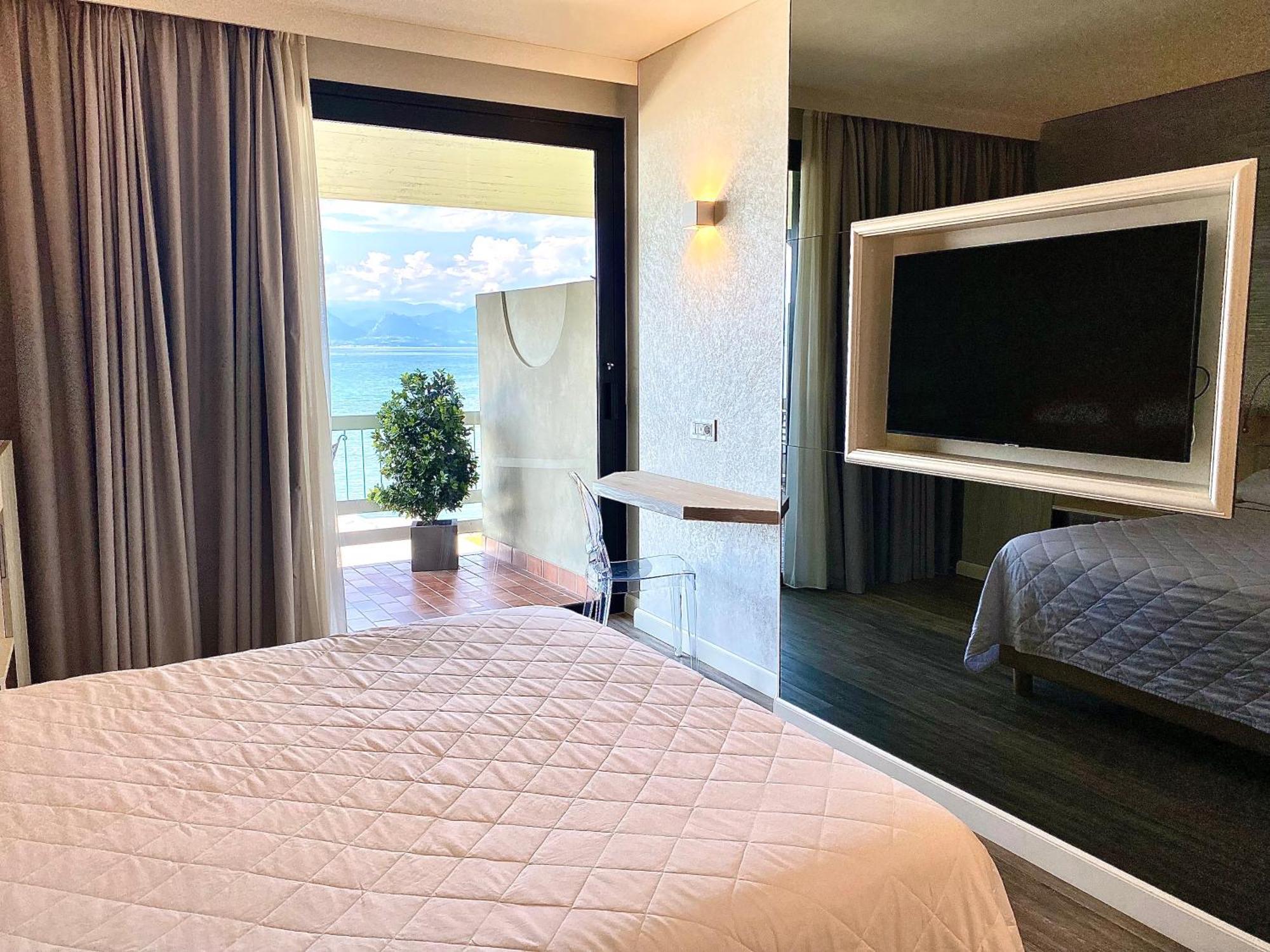 Hotel Aquila D'Oro Desenzano Desenzano del Garda Exteriör bild