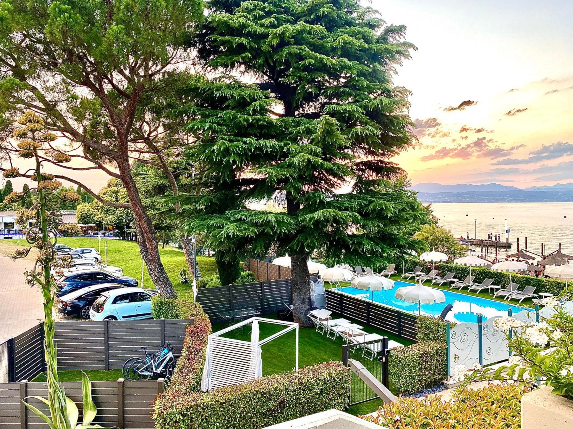 Hotel Aquila D'Oro Desenzano Desenzano del Garda Exteriör bild