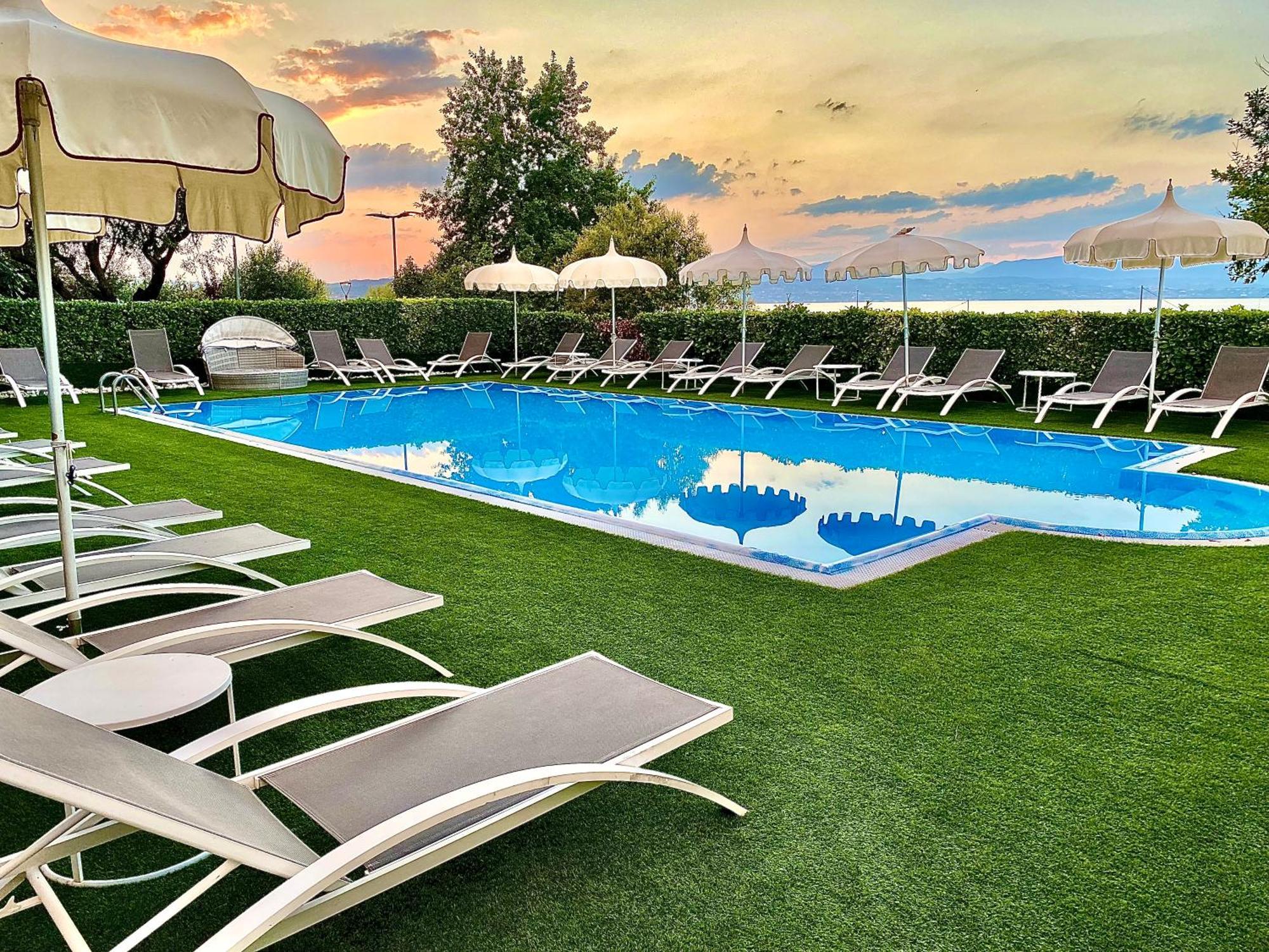 Hotel Aquila D'Oro Desenzano Desenzano del Garda Exteriör bild