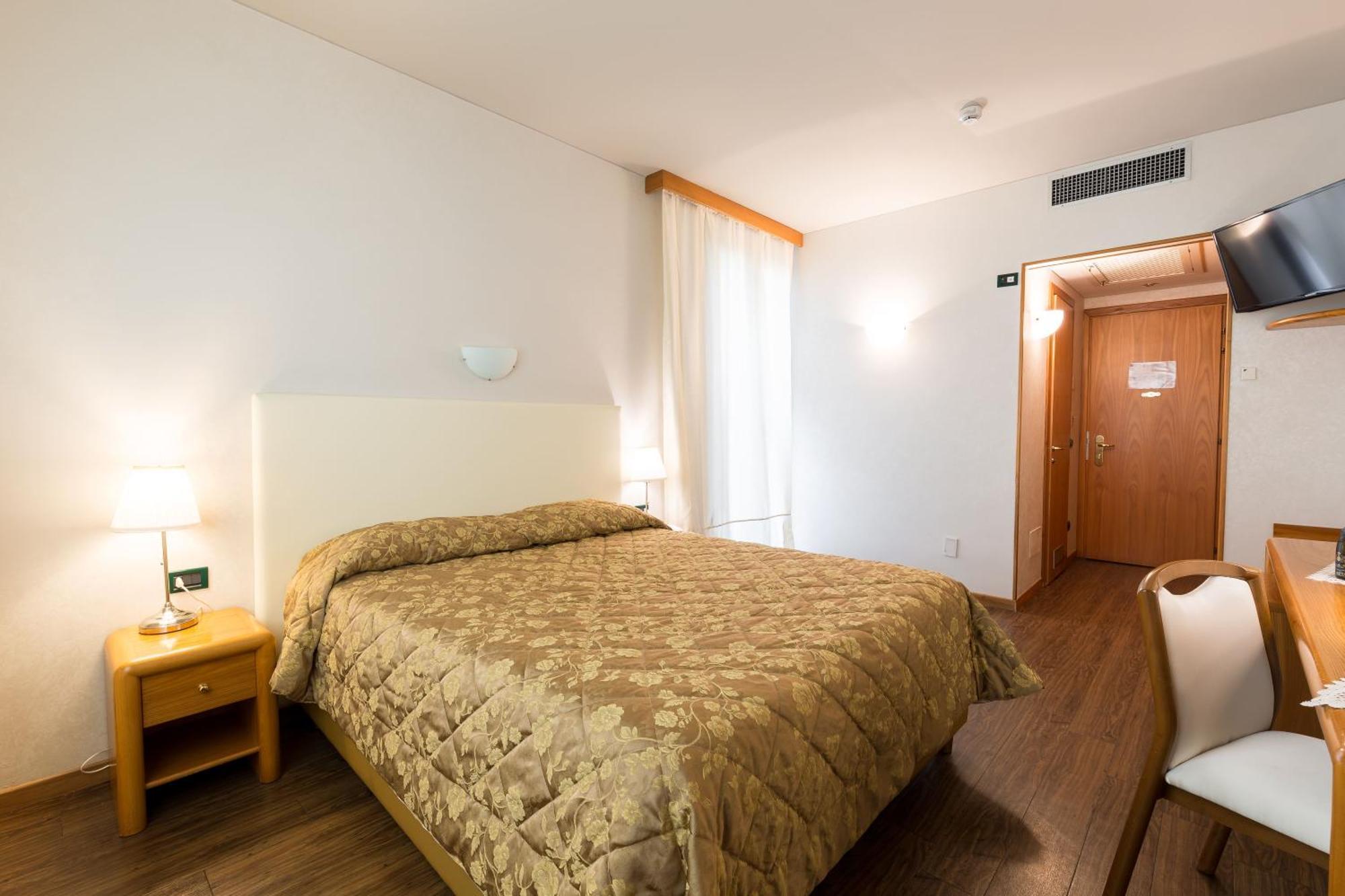Hotel Aquila D'Oro Desenzano Desenzano del Garda Exteriör bild