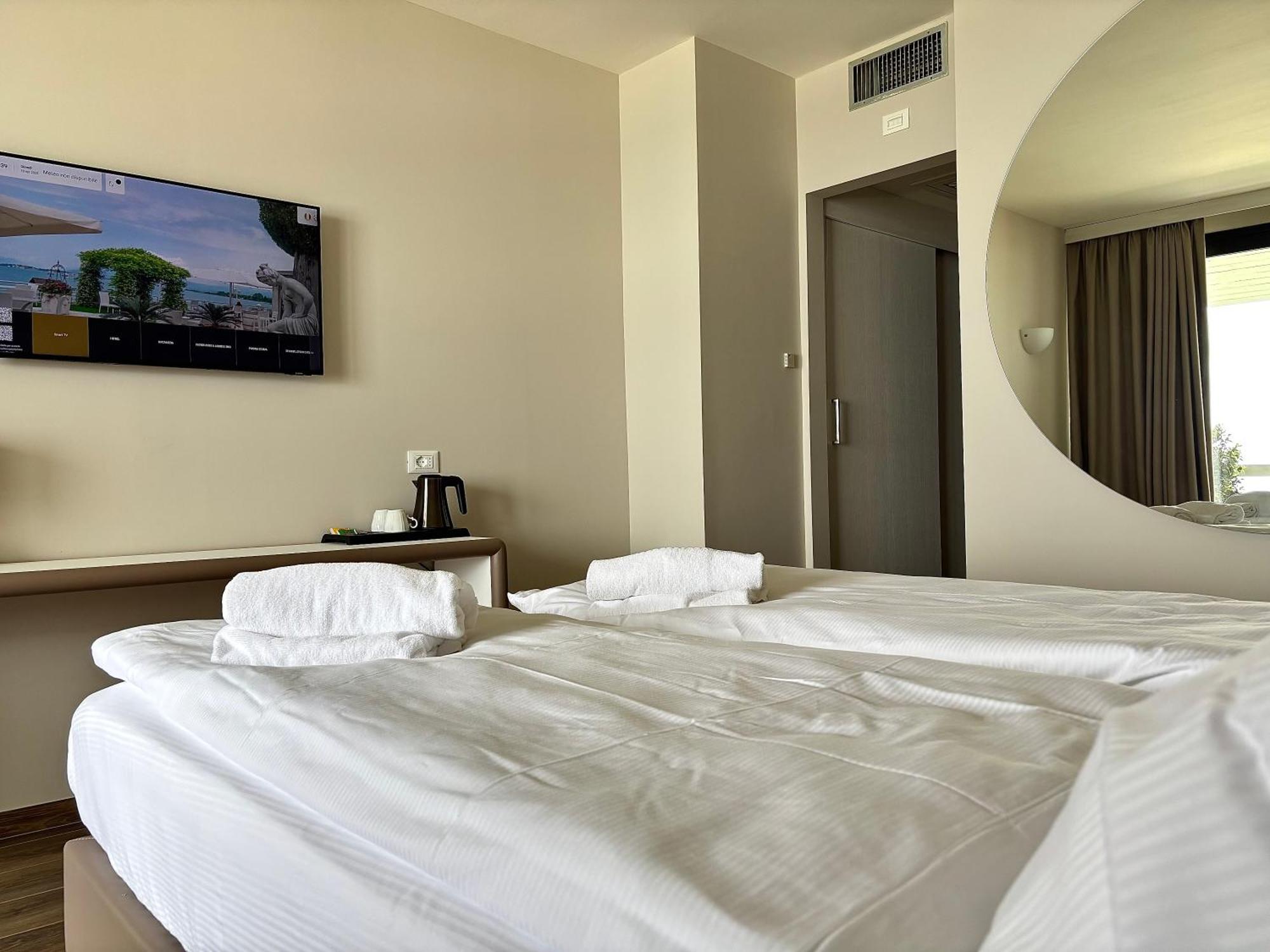 Hotel Aquila D'Oro Desenzano Desenzano del Garda Exteriör bild