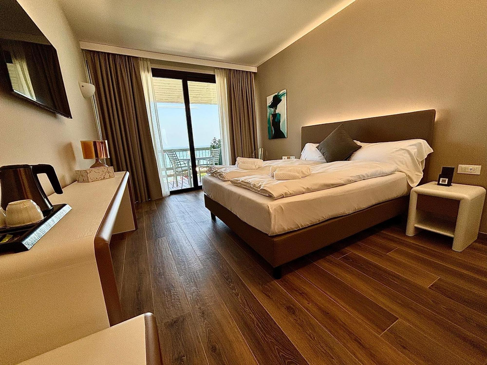Hotel Aquila D'Oro Desenzano Desenzano del Garda Exteriör bild