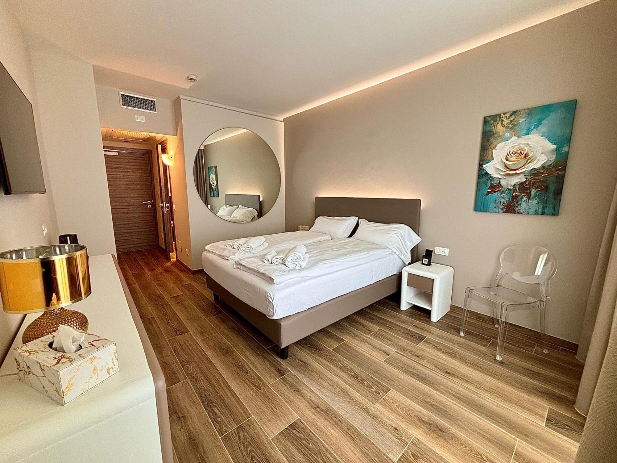 Hotel Aquila D'Oro Desenzano Desenzano del Garda Exteriör bild